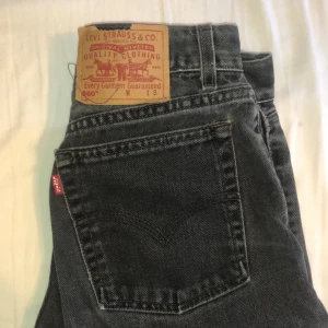Levis jeans - Säljer dessa snygga Levis jeans, köpta här på plick! Superfint skick och bara provade😊 Säljer pga att de var lite för stora för mig🥰Midjan är ungefär 77cm och innerbenet, 75cm Ytterbenet, 102cm (alltså från midjan och ända ner) 😊Skriv till mig privat eller buda i kommentarerna. Avslutar budgivningen fredag 18.00 Ledande bud: 320kr