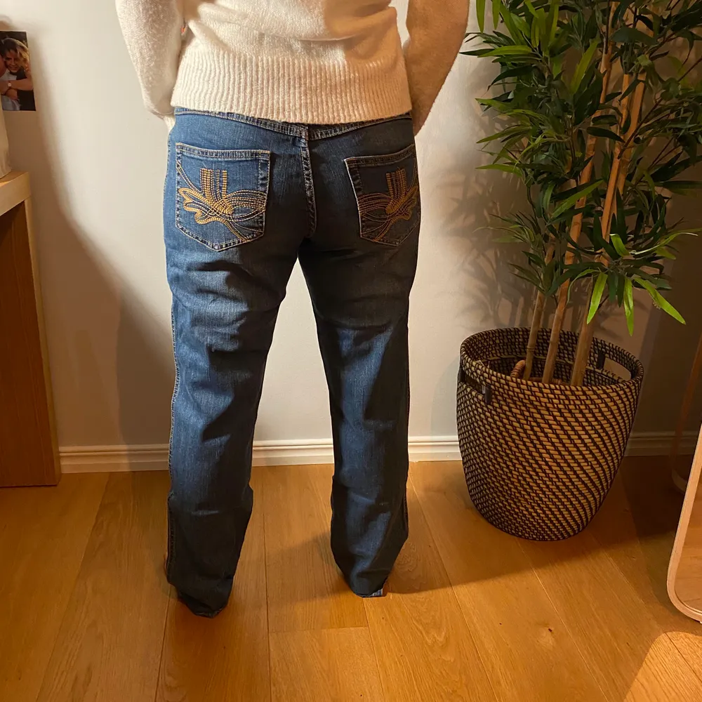 Direkt från 90 talet. Gamla svinsnygga jeans. Pösiga och storaKöpare står för frakt💕. Jeans & Byxor.