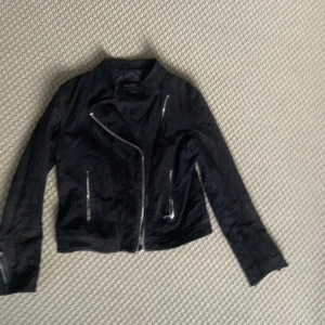 Mörkblå mocka jacka  - Jättefin jacka i mörkblå mocka, köpt från Massimo Dutti. Nypris ca 2500kr nästan oanvänd då den är lite liten. Pris kan diskuteras. Du står för frakten. Inga skador eller fläckar