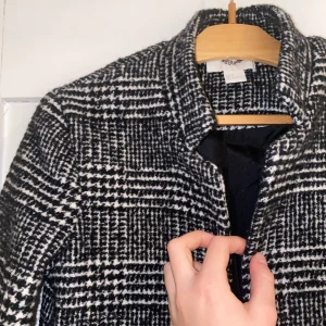 Kappa H&M - Superfin kappa från h&m i nyskick. Stl XS, rakare icke figursydd modell  (endast använd vid en tillställning) Kan bjuda på frakten vid smidig affär:) (för liten för mig, därmed inga bilder med den på) ❤️