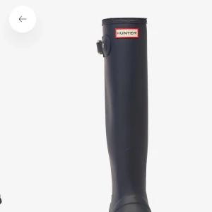 Hunter stövlar  - Hunter regnstövlar i perfekt skick mörk blå färg. Hämtas i Stockholm. Nypris 1400. Kan gå ner vid snabb affär 