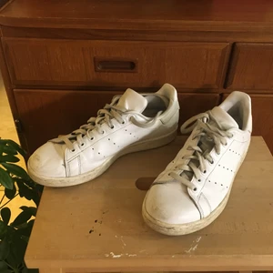 Vita Adidas Stan Smith - Möter helst upp i Sthlm men kan skicka också! :-)
