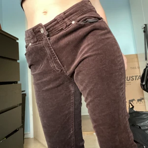 manchesterbyxor strl 36 - bruna manchesterbyxor strl 36 från cappuccini, köpta second hand och sparsamt använda av mig då de är lite för långa och stora för mig på 154cm. 