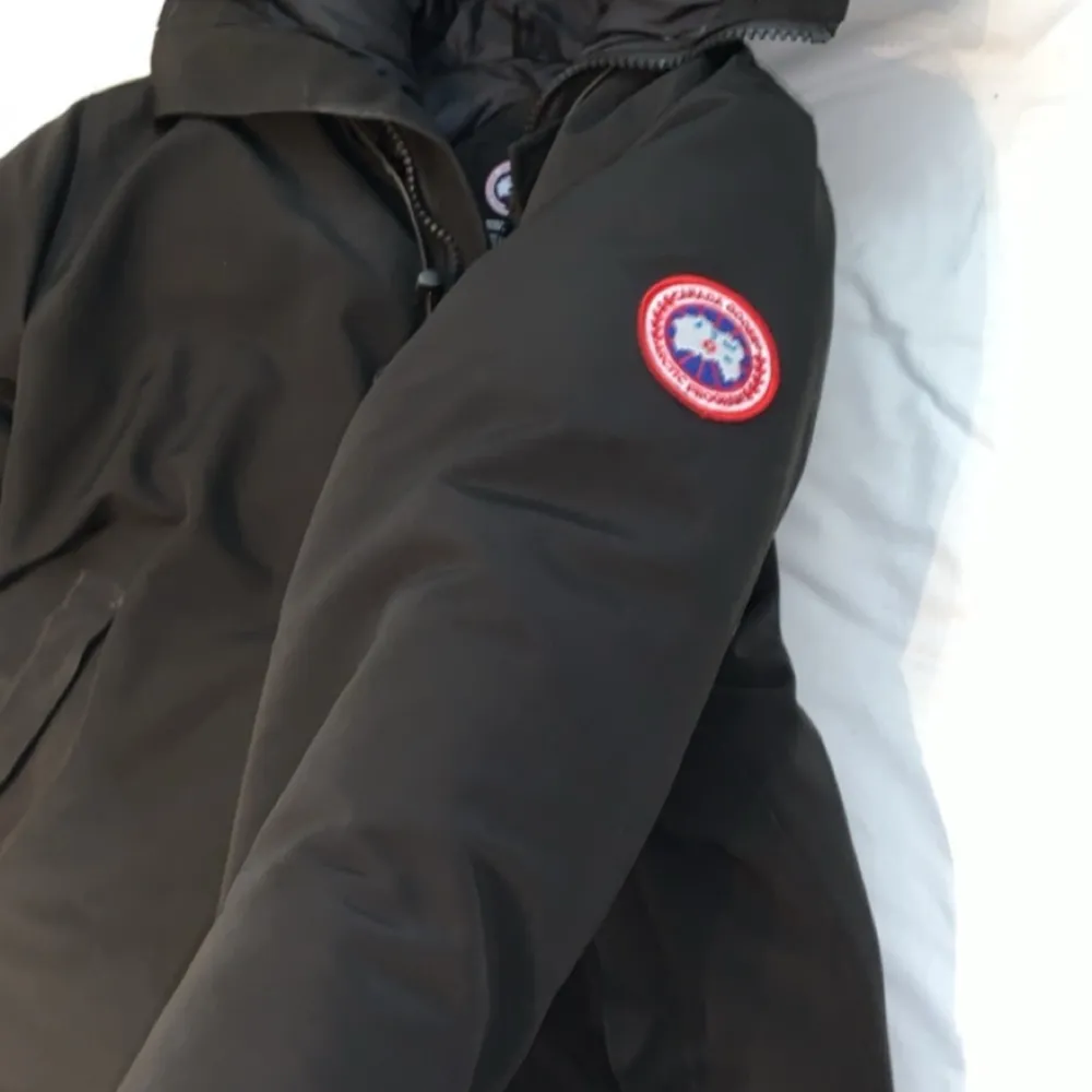 Säljer min canada goose chateu pga att lätt tröttnad på jacka vill köpa en annan jacka. Strl L, vanlig passform. Jackor.