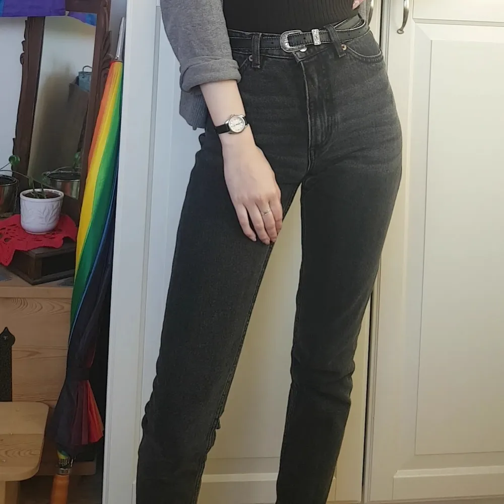 Ett par grå/svarta jeans från Monki i modellen Kimomo. Säljer eftersom de tyvärr blivit för små i midjan för mig. De är sparsamt använda och i bra skick. Jeans & Byxor.