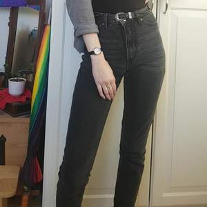 Ett par grå/svarta jeans från Monki i modellen Kimomo. Säljer eftersom de tyvärr blivit för små i midjan för mig. De är sparsamt använda och i bra skick