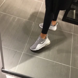 Nike skor - Beiga Nike skor storlek 37, använda fåtal gånger och i bra skick👌🏼🌟