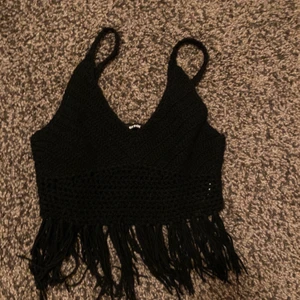 Topp med fransar - Stickad topp med fransar nedtill