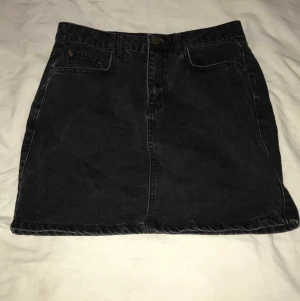 Kjol - Säljer en svart jeans kjol pga att den är för stor i midjan. Aldrig används och är i storlek S. Nypris var 300kr men säljer för 150kr