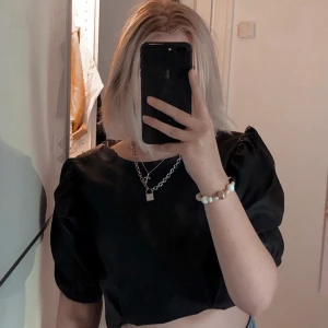 Skin topp - Super cool topp/tröja i fake skin😍 kan stylas på olika sätt✨