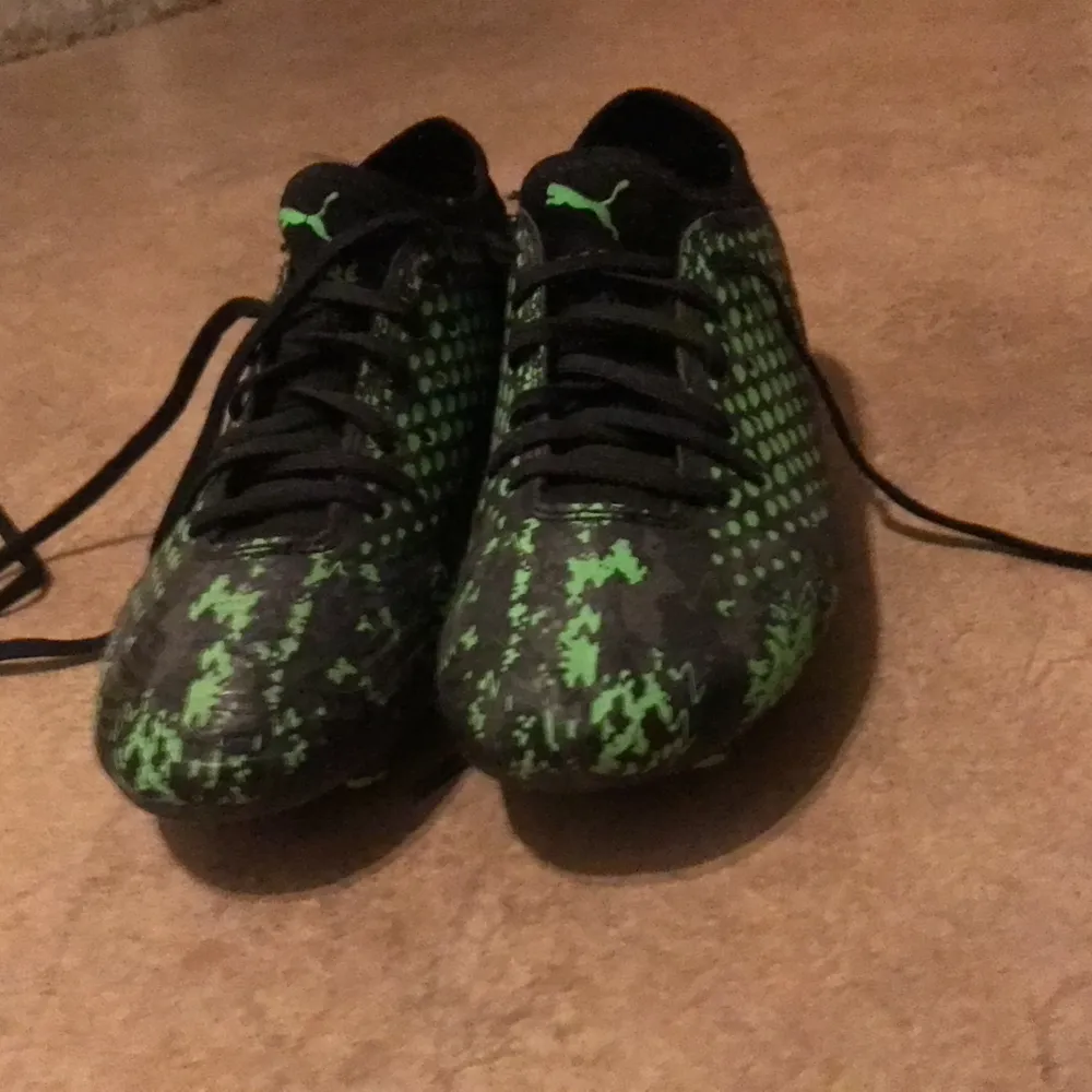 Detta är ett par puma fotbolls skor både konst och naturgräs! Är i ett bra skick! Ge gärna bud så snart som möjligt .. Skor.