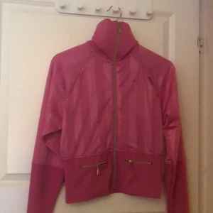 Intressekoll - Så najs y2k vibes zip up ❣️ Sparsamt använd