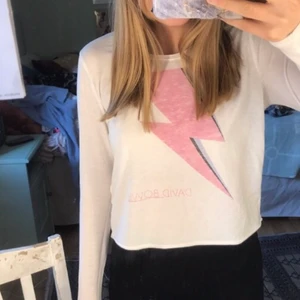 Vit, långärmad tröja🤍 - Superfin långärmad David Bowie tröja med stor blixt🥰  Hör gärna av er vid frågor💞