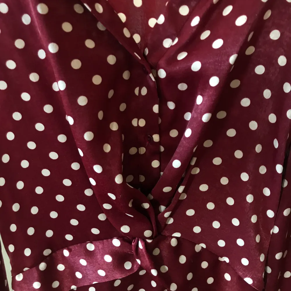 OANVÄND! Röd klänning med prickar från Zara i strl xs, passar dock mig som brukar ha S/M. Köptes i somras 2020, men aldrig kommit till använd då det inte kändes som min stil. Klänningen har knappar uppifrån till ca under bröstet där det sitter ett slags knyte (går inte att spänna eller lösa på), detta ger en jättefin form när man har den på sig 😍. Klänningar.