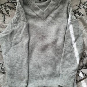 Stickad tröja  - Stickad grå tröja. Använd en gång!