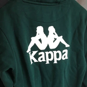 Kappa  - Kappa hoddie. Grön. Storlek small. Inte använt alls många gånger. Kan mötas upp i sthlm annars står köparen för frakt.