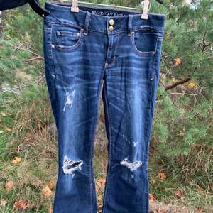 Bootcut jeans från American Eagle (super stretch), extremt snygga och använda två gånger. Är två bilder av samma för att de inte fick plats i en bild☺️ Amerikansk storlek 6, ungefär EUR 38.