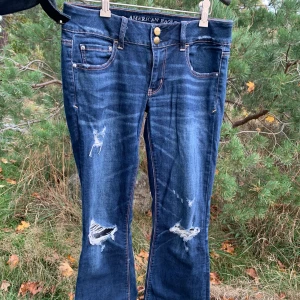 American Eagle Jeans - Bootcut jeans från American Eagle (super stretch), extremt snygga och använda två gånger. Är två bilder av samma för att de inte fick plats i en bild☺️ Amerikansk storlek 6, ungefär EUR 38.