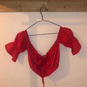 Röd magtopp med bara axlar  - En röd magtopp med bara axlar. I fint skick endast testad. Märket är okänt 