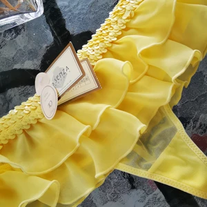 G-string citron färg. Super söta  - G-string från LA Senza köpta i Köpenhamn super snygga i väldigt söt färg, med paljetter och volang, i mesh tyg. Helt nya, med tags på. Nypris 150 kr. 