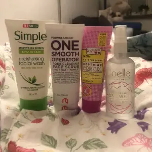 hudvårdspaket med nya produkter som innehåller en simple ansiktsrengöring, formula 10.0.6 scrub, suga beauty moisturizer och loelle rosewater. säljes för 150kr + frakt 42kr 