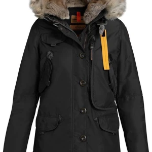 Parajumpers Doris dam  - Bra skick använd en vinter, värmer bra säljer pga köpt ny vinterjacka nypris 12000 strl M sitter som en s/m