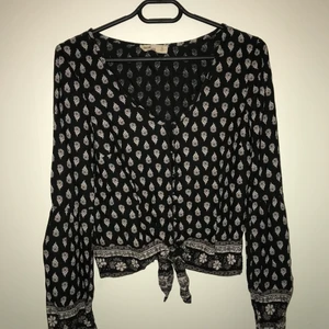 Superfin blus från Hollister - Svart blus från Hollister med superfint mönster. Knappar i fram och knyte längste ner. Använd 1-2 gånger pga för liten. Köparen står för frakten!💗 Hör av er om det önskas mer bilder eller om ni undrar över💗