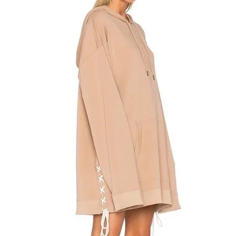 Oversized hoodie från Pumas samarbete med Rihanna. Köpt second hand men mycket sparsamt använd. Snygg som klänning med skärp och supermysig att gå omkring i hemma. Passar alla storlekar beroende på hur oversized man vill ha den. DM för fler bilder, köparen står för frakt🌟(Bild 1 lånad). Hoodies.