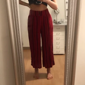 Vida byxor🥰 - Väldigt sköna randiga, vida byxor🪐 Hör gärna av er vid frågor!🖤