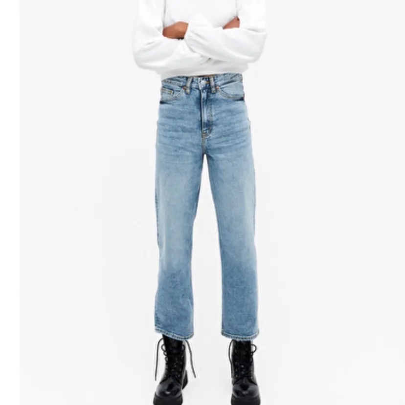 Blå jeans från monki, modell zami. Jättefina byxor men tyvärr för stora för mig. Nästan aldrig använt så jeansen är i nyskick. Pris 100+frakt. Jeans & Byxor.