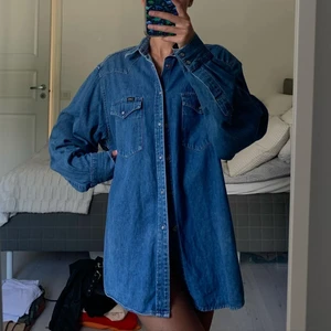 Jeans skjorta 💙 - Jeansskjorta som passar att ha som klänning, tröja eller jacka! Passar olika storlekar beroende på hur man vill att den ska sitta💙