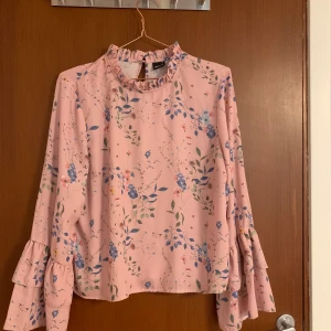 Blommig blus, storlek 40 - Fin blus från ginatricot, knappt använd 