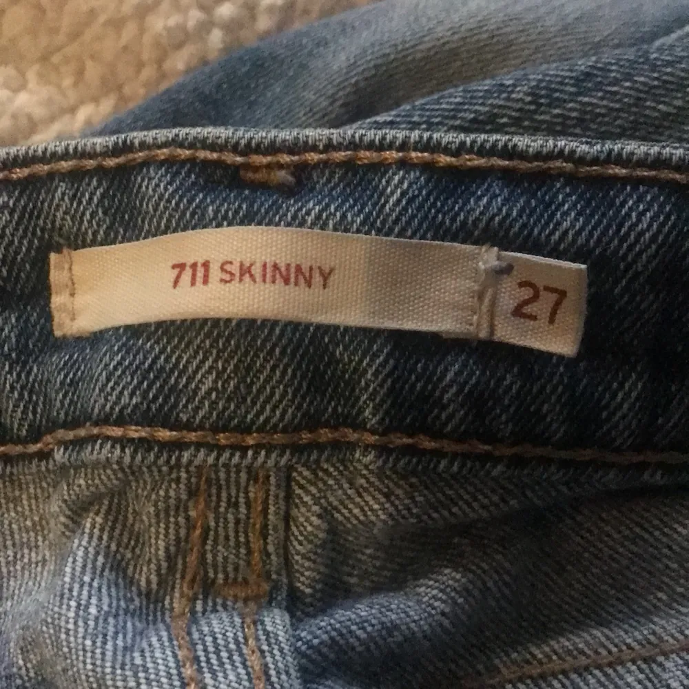 Säljer min coolaste Levis jeans då de inte passar mig längre. Stl i midjan 27! Köpta i Berlin och är i fint men använt skick                                                             Kan skickas (köparen står för frakt). Jeans & Byxor.