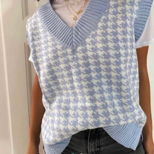 supersöt väst - lägger ut igen pga oseriösa bud. supersnygg och trendig väst från ”by anastasia”. helt oanvänd och slut på hemsidan ❤️ säljer endast vid bra bud, högsta bud: 260