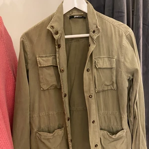 Grön militärfärgad tygjacka  - Grön militärfärgad tygjacka från Gina Tricot. 