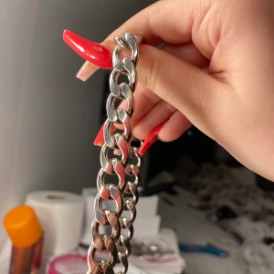 Silvrig kedja - Skitcool silvrig kedja halsband, passar bra både ensamt men även att kombinera med andra halsband. Ungefär 40cm lång och man kan justera storleken! 💖💖💕