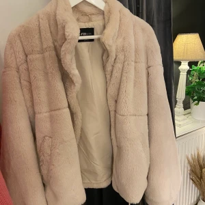 Beige Pälsjacka - Beige fejkpälsjacka. Använd ett fåtal gånger