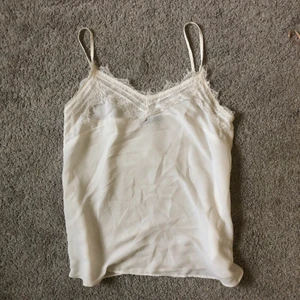 Nakd linne - Spetslinne köpt från Nakd, aldrig använt då den är lite liten. Den har ett glansigt material och är lite genomskinlig💞frakt tillkommer!