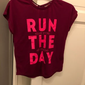 Träningströja - Lila träningströja i storlek 146/152. Aldrig använd (prislappen sitter kvar).