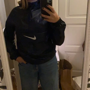 Nike tröja  - Kommer att sälja min as coola Nike tröja. Den är mörkblå med vitt Nike märke. Nästan aldrig använd vilket är synd för den absolut inte ful. Men känner ändå att jag inte kommer använda den, tröjan är mest i min garderob. Kommer börja på 100kr skriv privat vid intresse.