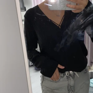 Svart blus - En svart blus med fin skurning, i storlek 36. Använd 2-3 gånger och har jätte skönt material från Gina Tricot.