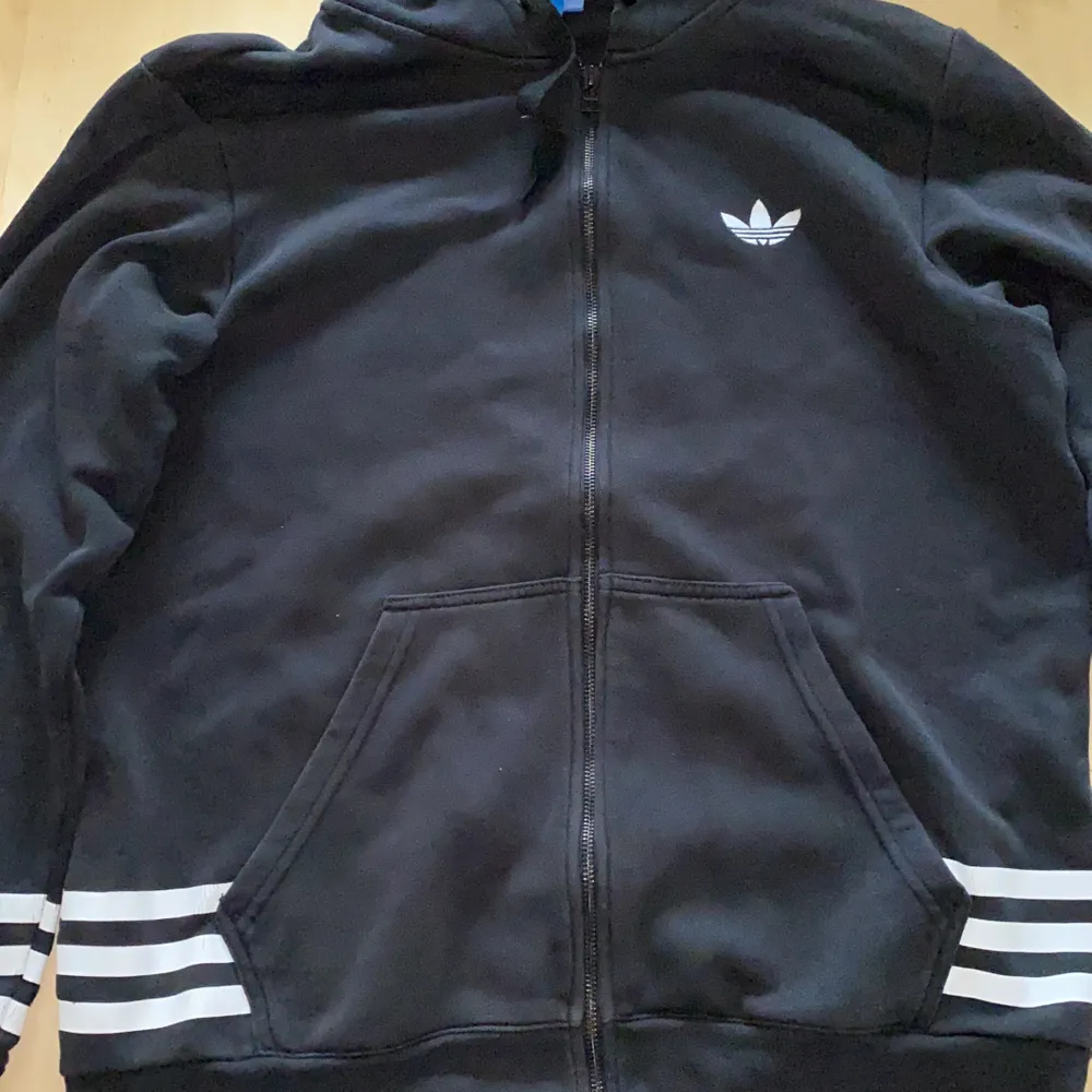 Large, 7/10 condition, säljer för att den inte används tillräckligt mycket. 80kr frakt. Hoodies.