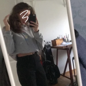 Svarta kostymbyxor  - Svarta kostymbyxor från hm i storlek xs. Passar även S och XXS. Säljer för dom inte kommer till användning, köptes för ca 300 säljer för 100kr. Priset kan diskuteras och köparen står för frakten.💕