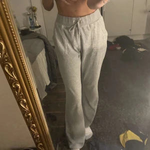 juicy couture - Säljer mina grå juicy couture mjukisbyxor i storlek M, sitter perfekt dock lite stora på mig.  Fint skick, pris kan diskuteras! 