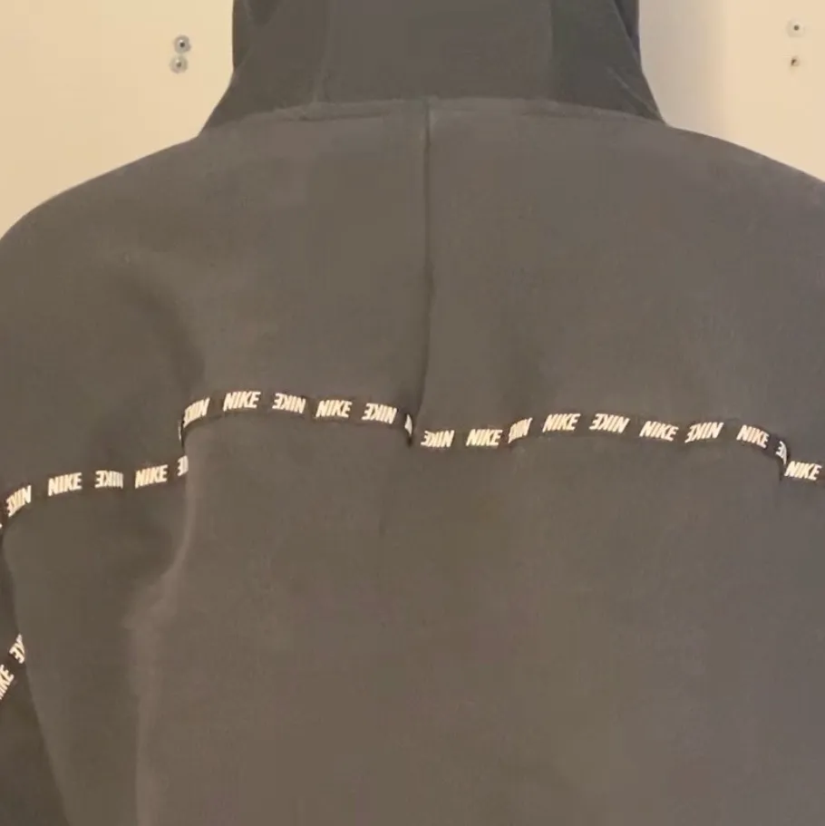 Svart hoodie från Nike i strl M. Kan användas till vardags och träning om man vill det💕. Hoodies.