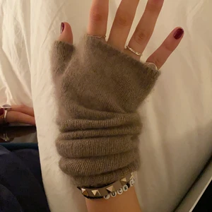 Handvärmare - Säljen mina fina handvärmare! Använt en gång så väldigt bra skick! 100% cashmere, köpte för 600kr! Säljer direkt för 550kr
