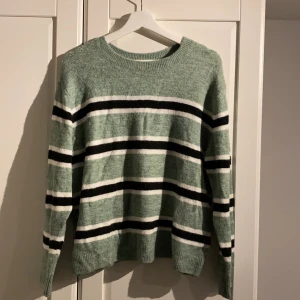 Stickad tröja från h&m - Grön randig stickad tröja från h&m