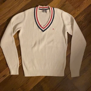 J Lindberg tröja i gott skick - J Lindberg tröja strl M. Mått under ärmhål till under ärmhål 49 cm. Längd under ärmhål och ner 40 cm