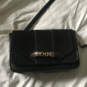 Snygg väska - Snygg väska med coolt lås. Helt ny från Zara.