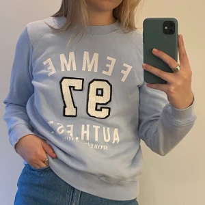 Ljusblå sweatshirt från ginatricot - Ljusblå sweatshirt med tryck, från Ginatricot i storlek M! Använd fåtal gånger och köparen får stå för frakten 🍒🍒